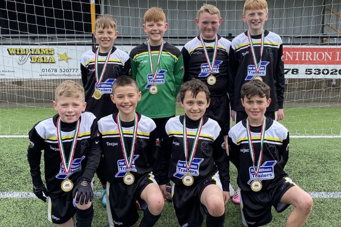 ysgol-godre-r-berwyn-yn-ennill-cystadleuaeth-p-l-droed-yr-urdd